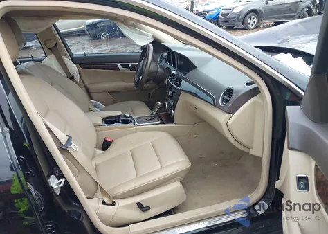 2014 Mercedes-Benz C 250 Luxury/Sport z USA, uszkodzony, nr VIN WDDGF4HBXEA945877